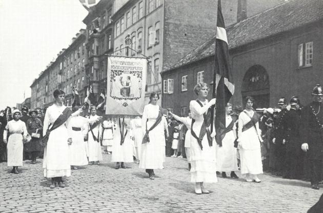 Women in demonstration march for suffrage 1915