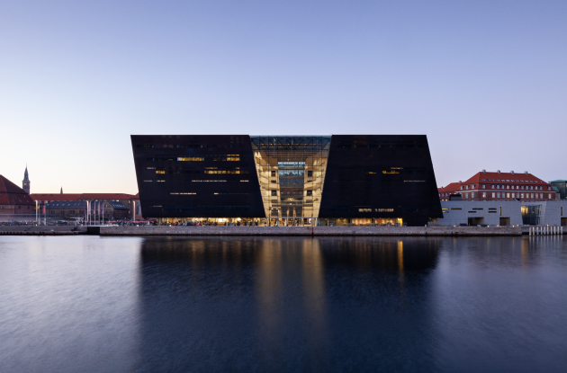 Den Sorte Diamant, København. Aftenbillede over kanalen
