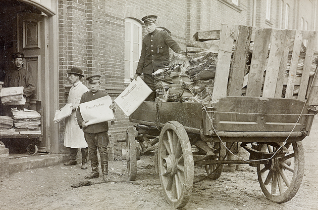 Newspapers are loaded by horse-drawn carriage at the Statens Avissamling Aarhus 1918