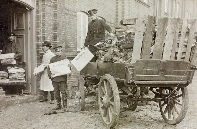 Aviser læsses af hestevogn ved Statens Avissamling Aarhus 1918