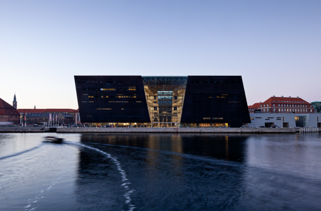 The black Diamond evening picture over the canal