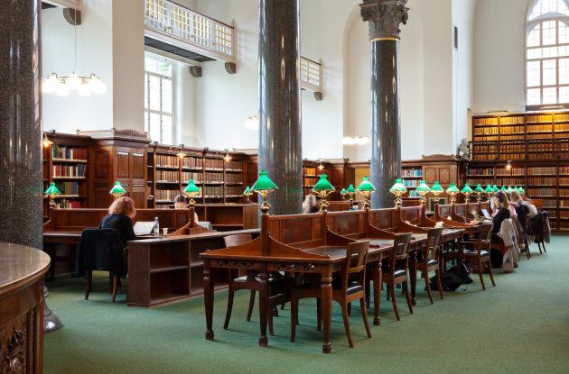 Læsesal med klassiske grønne læsesalslamper. Det Kgl. Bibliotek