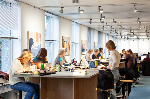 Studerende arbejder i biblioteksrum