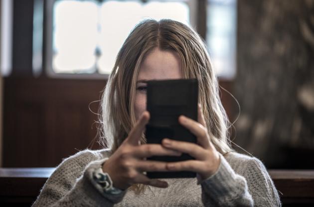 Kvinde benytter smartphone