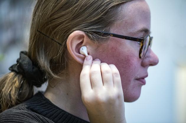 Kvinde med in-ear hedaphones