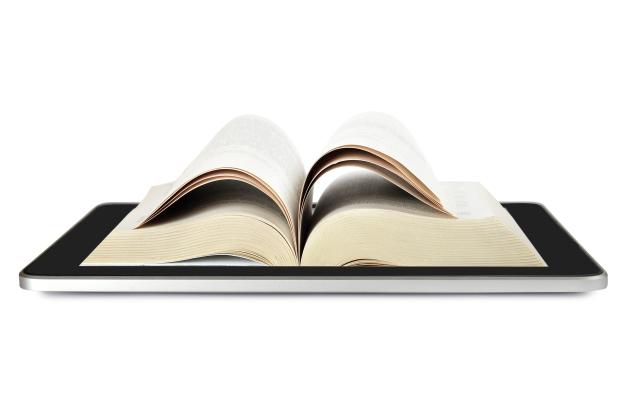 Åben bog liggende på tablet